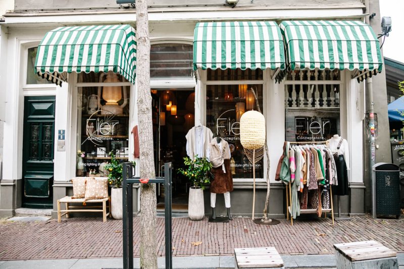 winkel in De Lange Hezelstraat in Nijmegen, een van de oudste winkelstraten van Nederland, (namelijk sinds 1880).