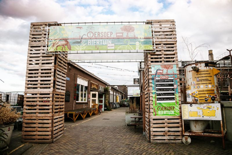 Biertuin in Honigfabriek in Nijmegen. Een oude fabriek die is omgetoverd tot creatieve broedplaats met jonge ondernemers, restaurants, bars en theaters.