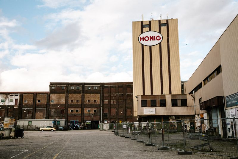 Voorkant van Honigfabriek in Nijmegen. Een oude fabriek die is omgetoverd tot creatieve broedplaats met jonge ondernemers, restaurants, bars en theaters.