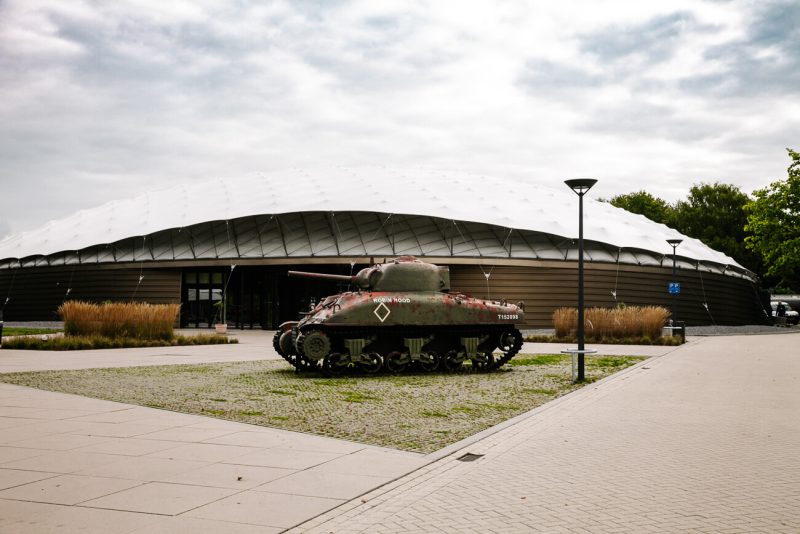 het Vrijheidsmuseum is een relatief nieuw museum, gelegen in een groen en heuvelachtig gebied bij Groesbeek, vlakbij de grens met Duitsland.