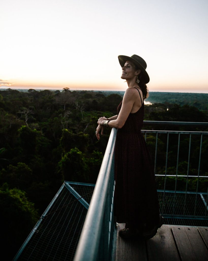 Deborah bij canopy tower met uitziccht over de Tambopata jungle van Peru.