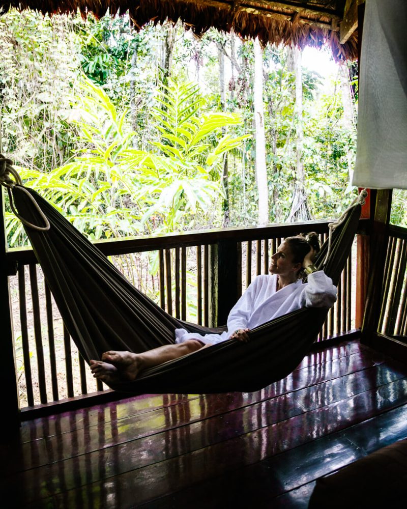 Deborah in hangmat van Rainforest Expeditions lodge in de jungle van Peru.
