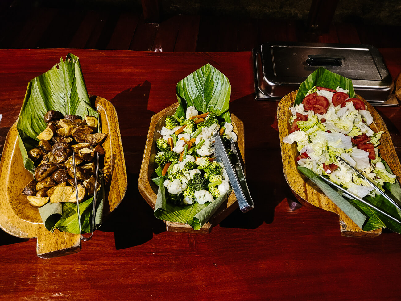 Diverse salades bij buffet in refugio Amazonas.
