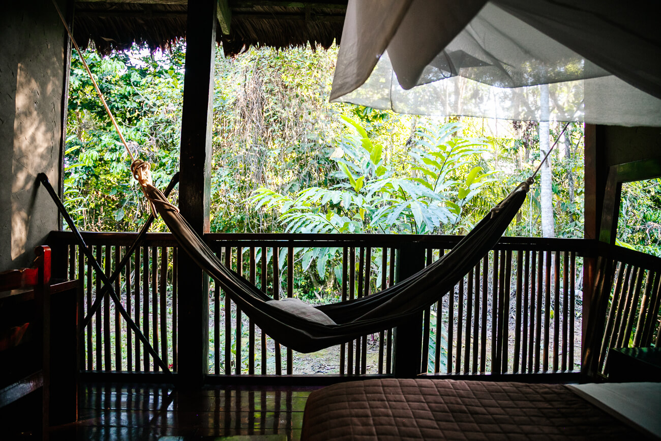hangmat in deluxe kamer bij Posada Amazonas - jungle lodge Tambopata Peru van Rainforest Expeditions