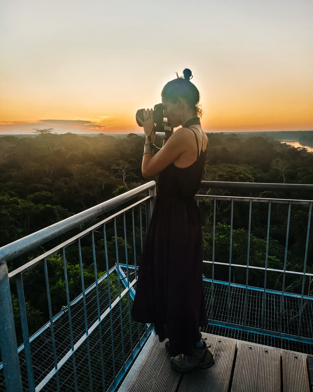 Deborah met zonsondergang bij el mirador bij Posada Amazonas - jungle lodge Tambopata Peru van Rainforest Expeditions