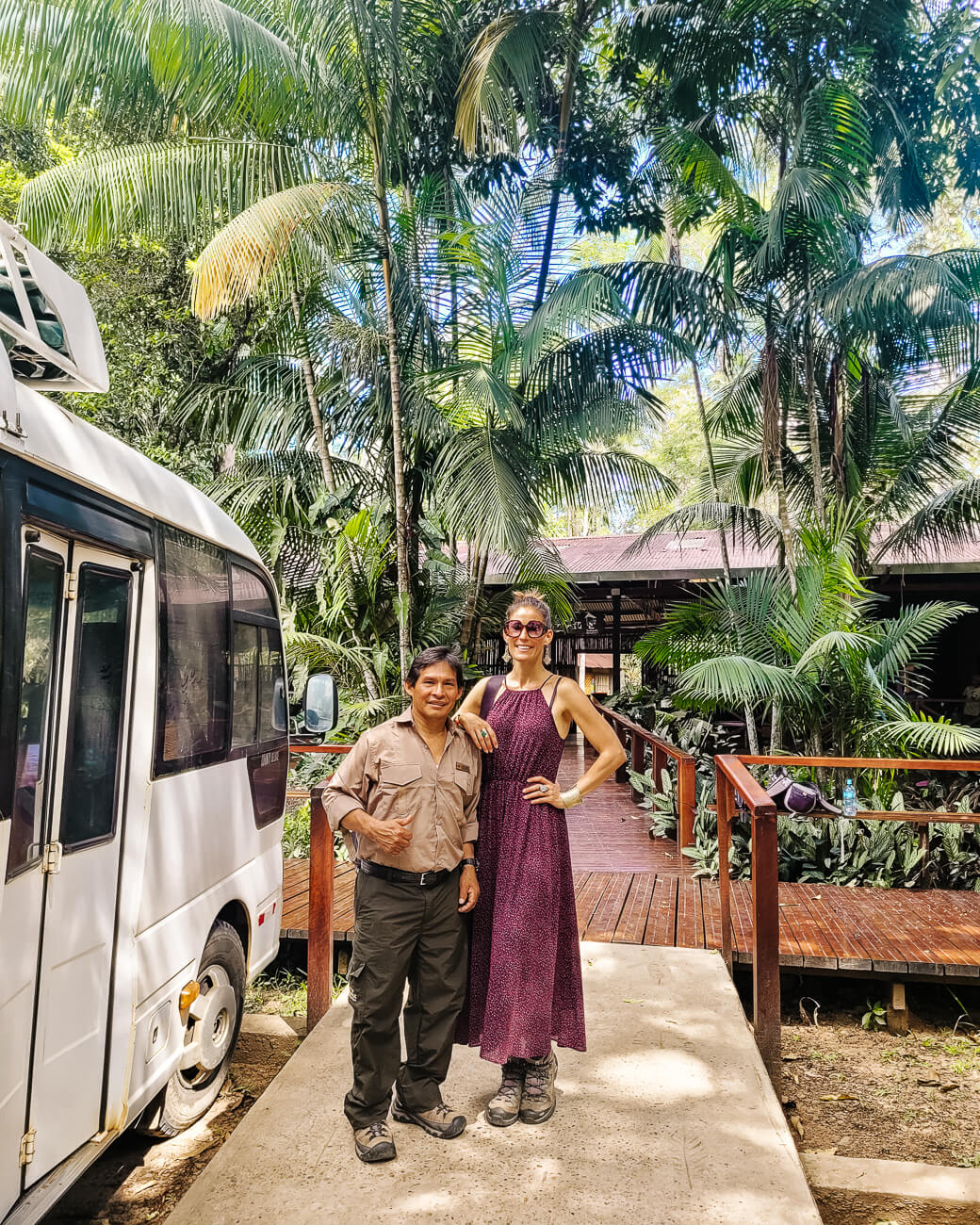 Gids van Rainforest Expeditions op de foto met Deborah van Passport the World
