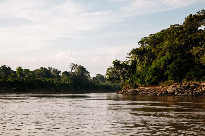 Rio Tambopata in de Amazone van Peru.