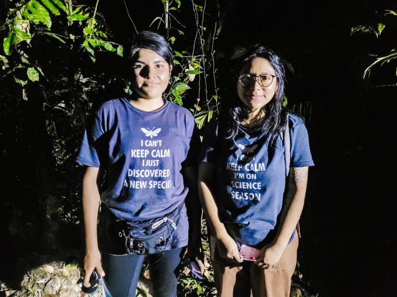 Deborah en het team van Wired Amazon en Rainforest Expeditions plaatsen een camera in Amazone van Peru