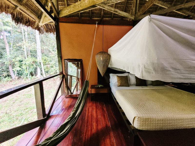 De kamers van Rainforest Expeditions zijn ruim en bijzonder door de open zijkanten, inclusief hangmat.