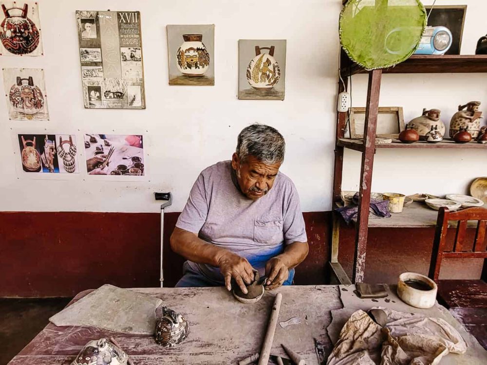 In Nazca vind je kleine keramiek fabriekjes, waar de eigenaren je graag demonstreren hoe ze keramiek maken.
