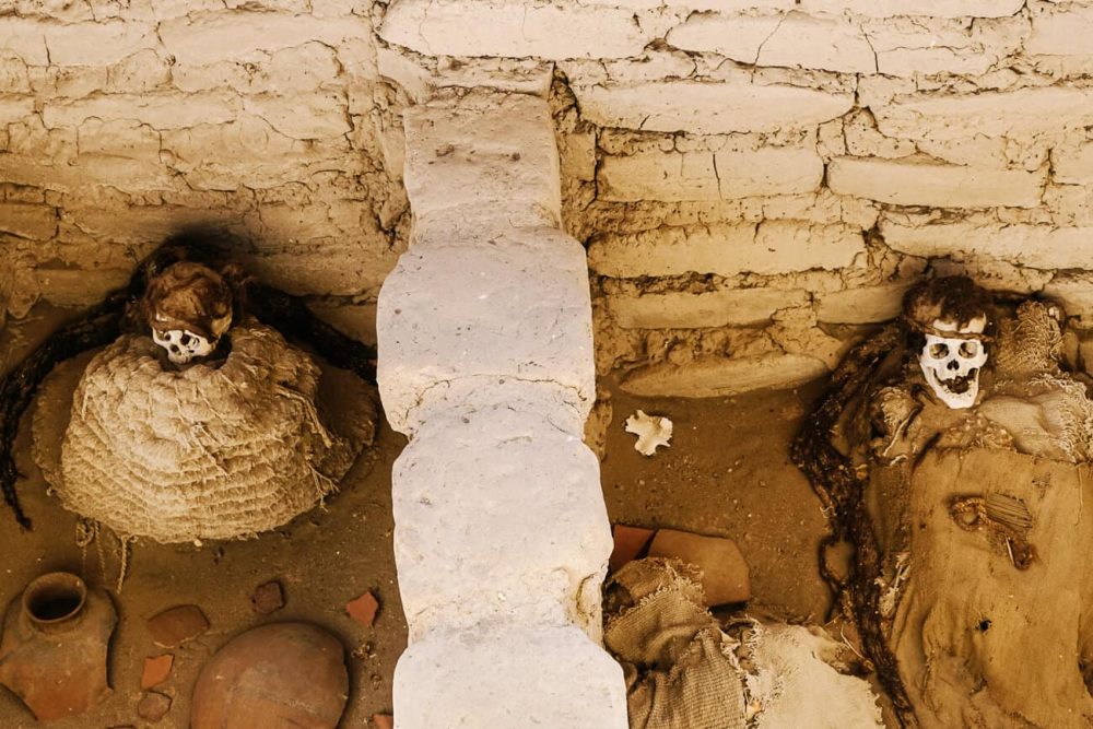 Op een grote zandvlakte midden in de woestijn, vind je de begraafplaats van Chauchilla met verschillende mummies in tombes. Een van de unieke bezienswaardigheden in Nazca Peru.