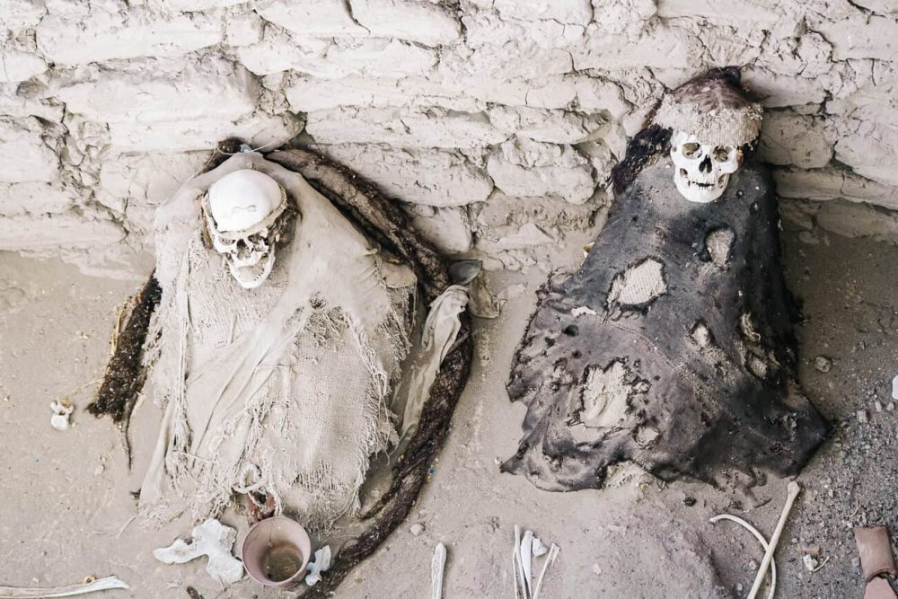 Op een grote zandvlakte midden in de woestijn, vind je de begraafplaats van Chauchilla met verschillende mummies in tombes. Een van de unieke bezienswaardigheden in Nazca Peru.