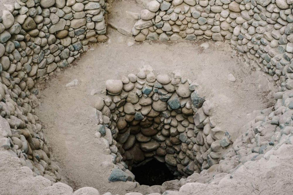 Rondom Nazca in Peru liggen 46 aquaducten. Dit zijn speciale ondergrondse tunnels die werden gebouwd om water uit de bergen, via trechtervormige putten op te kunnen vangen als drinkwater. Een aantal aquaducten, waaronder Cantalloc, is tegenwoordig te bezoeken. 