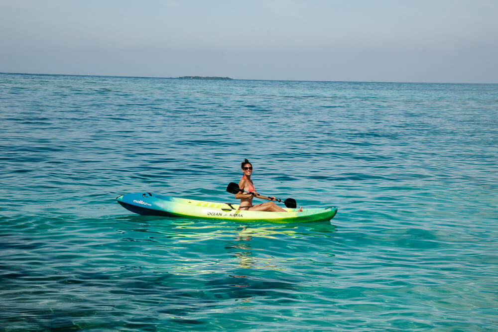 Deborah in kayak op Caribische Zee.