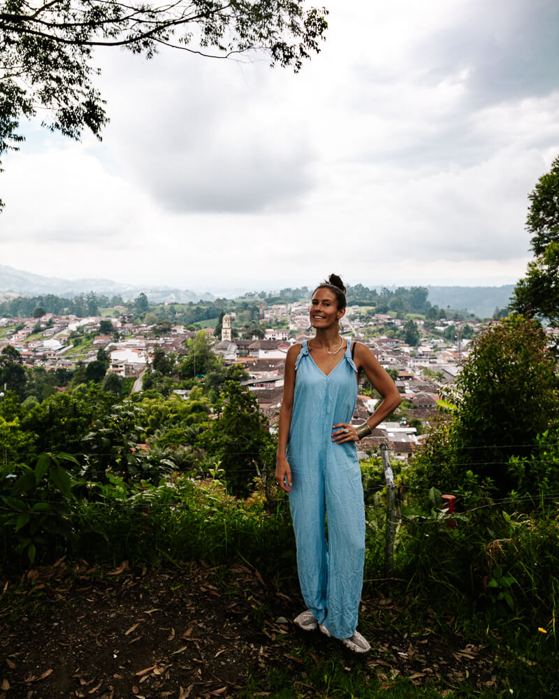 Deborah bij uitzichtpunt, een van bezienswaardigheden en tips voor Salento Colombia.