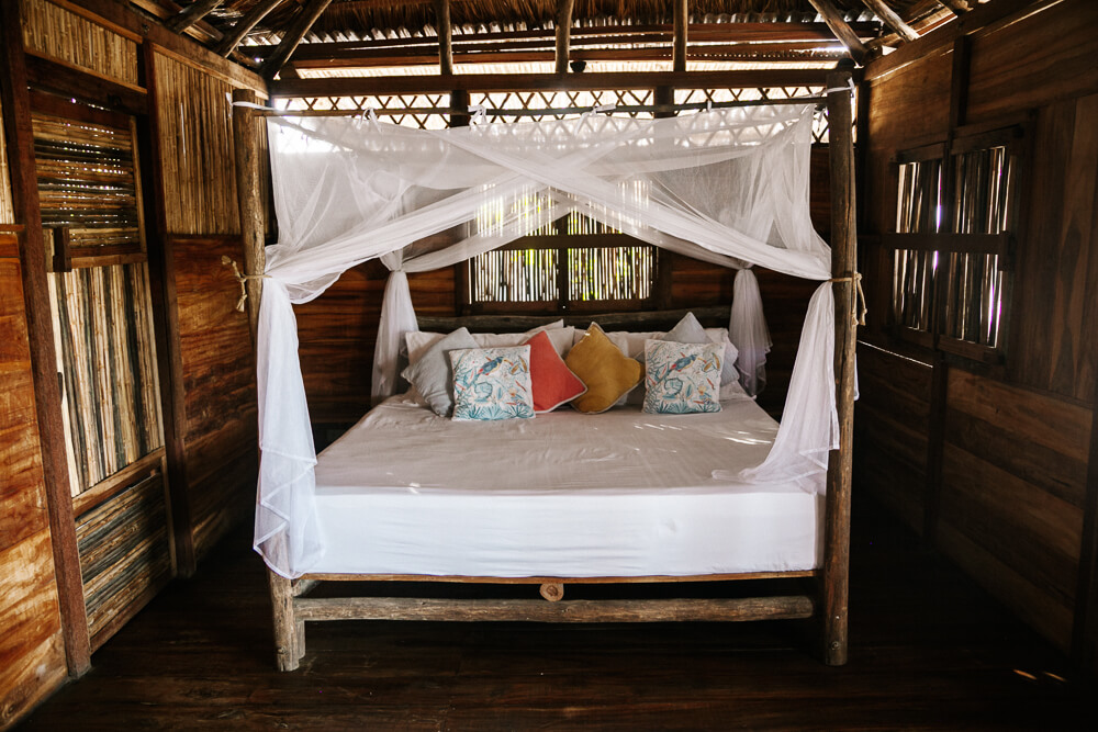 Bed in bungalow van Awatawaa Ecolodge, in La Guajira Colombia.
