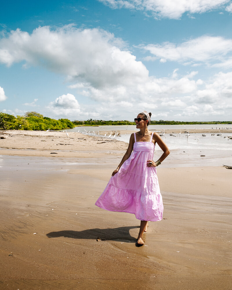 Deborah op het strand van Awatawaa - een van de mooiste ecolodge hotels La Guajira Colombia.