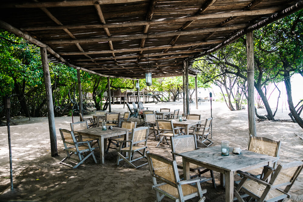 Restaurant op het strand van Awatawaa Ecolodge.