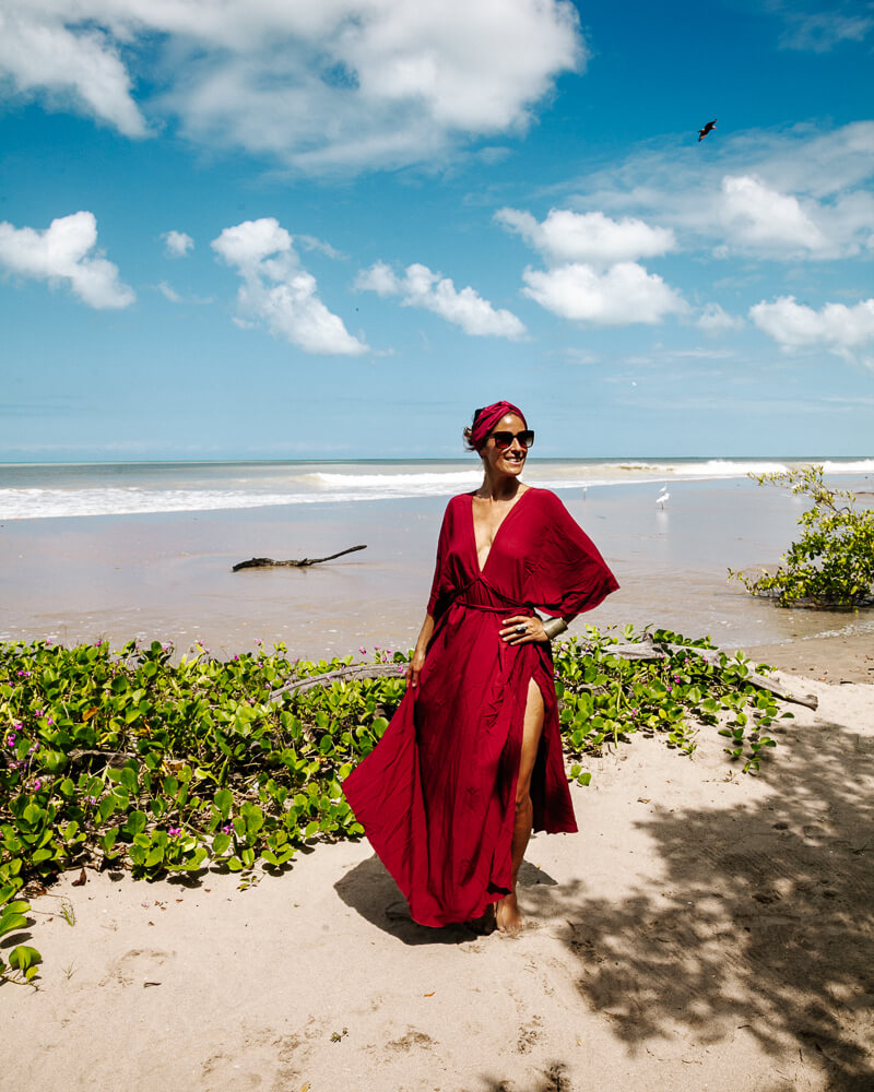 Deborah op het strand van Awatawaa Ecolodge in la Guajira Colombia.