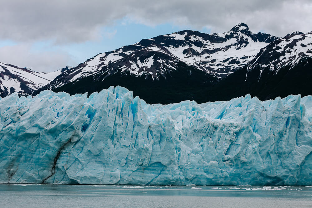 Boottocht langs de Perito Moreno gletsjer, een van de top bezienswaardigheden in El Calafate in Argentinië.