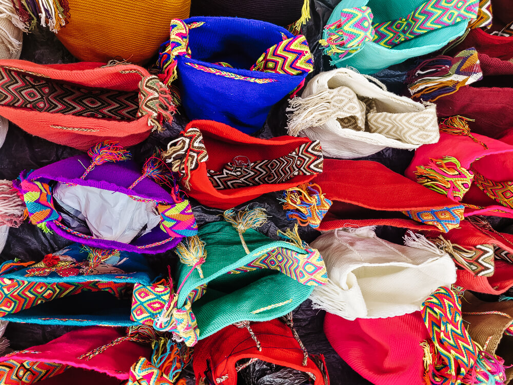 Colombiaanse tassen, die door de inheemse Wayuu bevolking met de hand worden gemaakt.