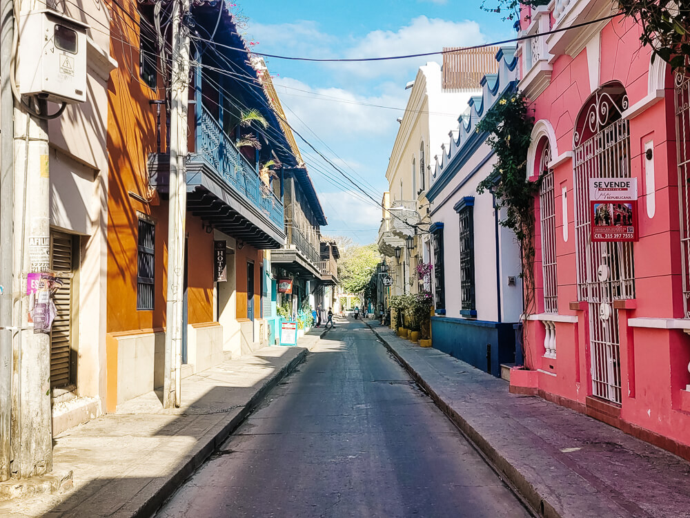 Straatjes met gekleurde huizen in het koloniale centrum - een van de bezienswaardigheden in Santa Marta Colombia.