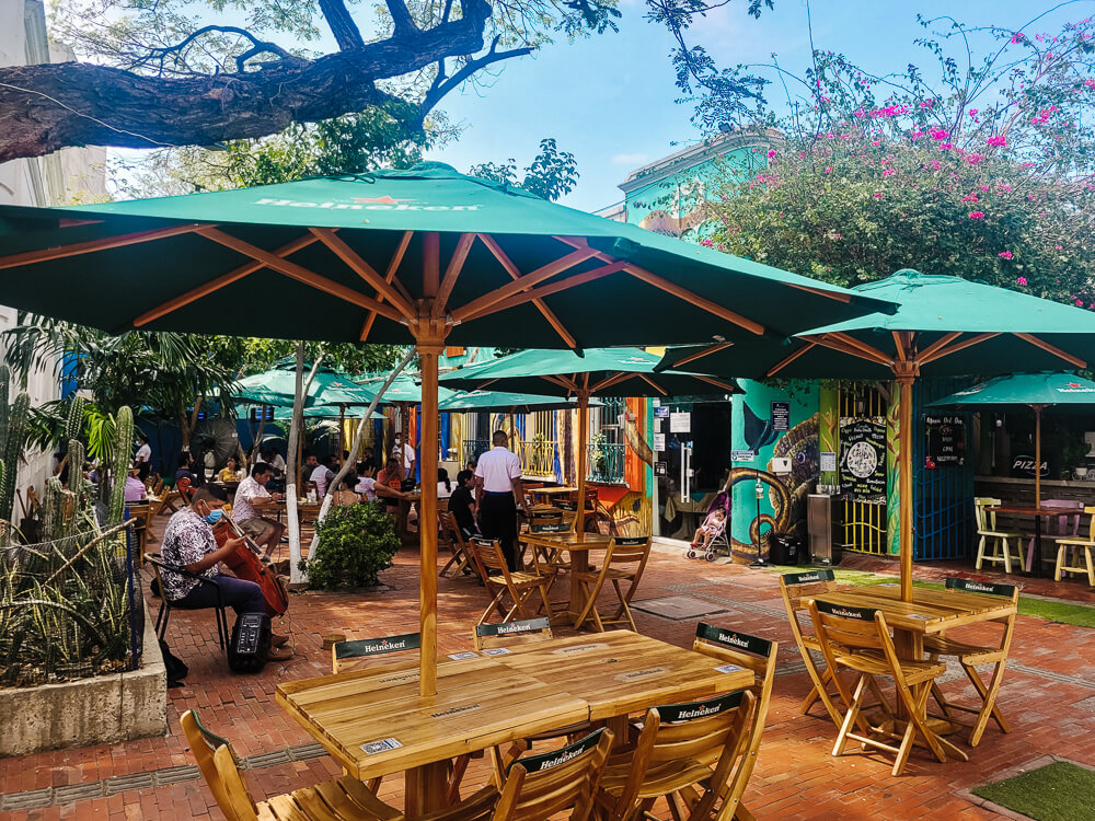 Terrasjes op Parque de los Novios in Santa Marta Colombia.