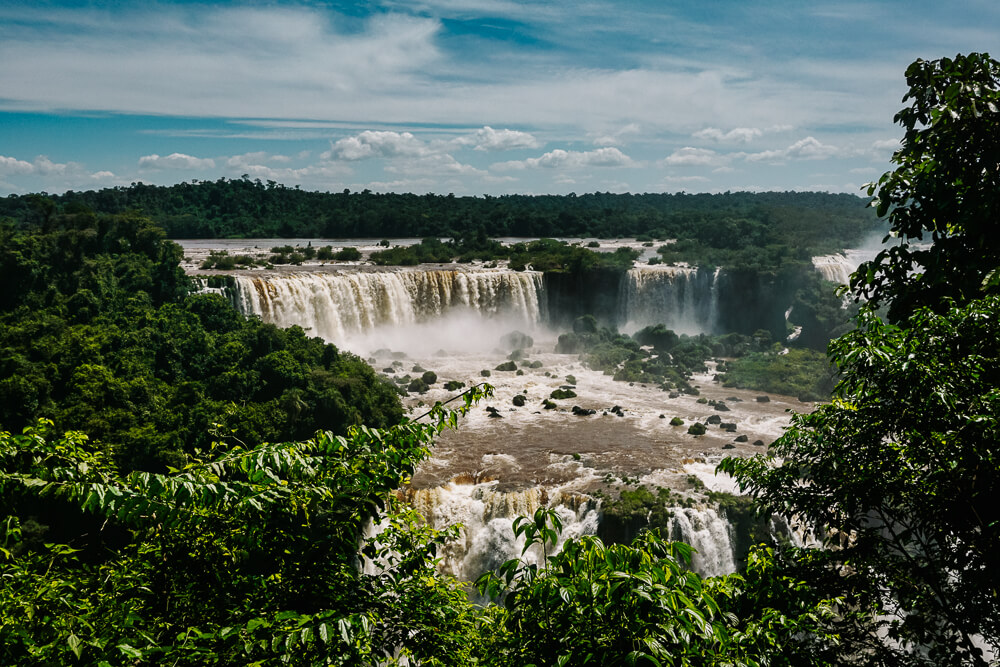 Ontdek mijn tips voor het bezoeken van de Iguazu watervallen in Brazilïe en Argentinië, tours in de omgeving, hotels en restaurants.