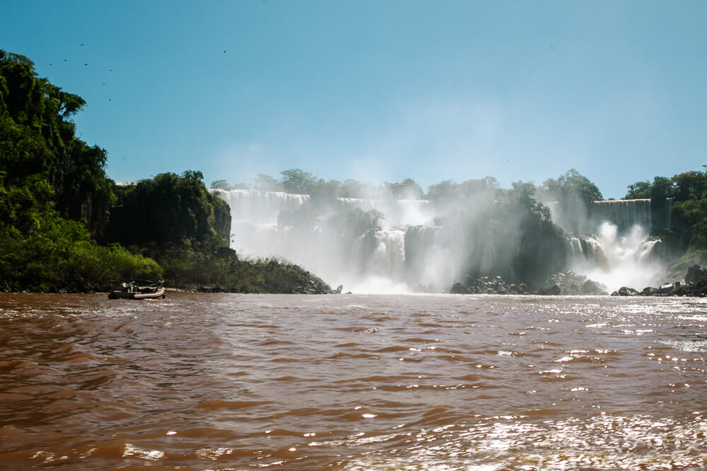 Een boottocht langs de Iguazú watervallen.