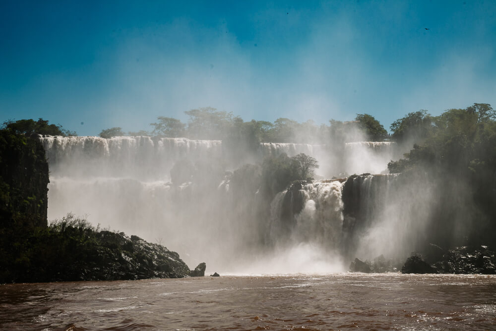 Als je de Argentijnse zijde van de Iguazu watervallen gaat bezoeken, heb je de mogelijkheid om een Gran Aventura tocht te maken, een boottocht langs de falls.