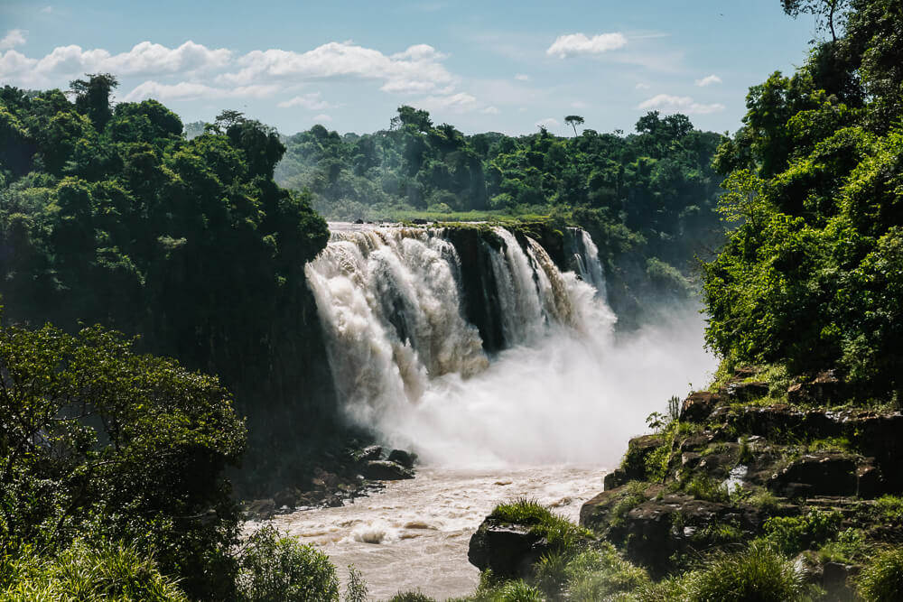 Ontdek mijn tips voor het bezoeken van de Iguazu watervallen in Brazilïe en Argentinië, tours in de omgeving, hotels en restaurants.