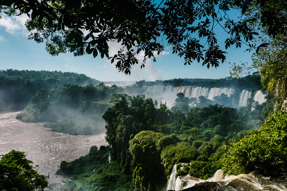 De Argentijnse kant van de Iguau Falls is een groot Nationaal Park met speciaal aangelegde wandelpaden en bruggen, die je langs de watervallen leiden.