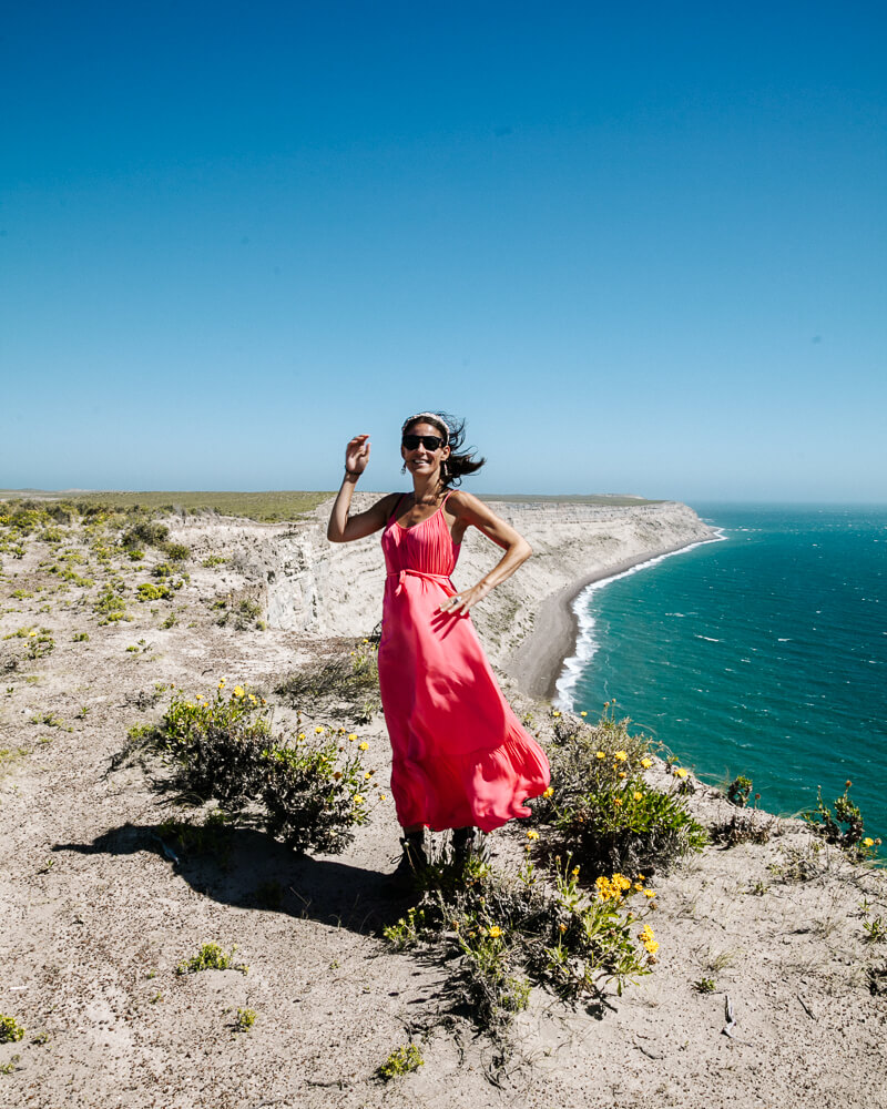 Deborah op klif bij Punta Ninfas, nabij Puerto Madryn in Argentinie.