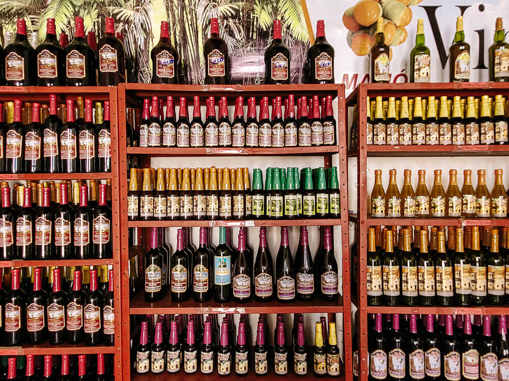 Als je in Mompox Colombia bent, moet je zeker Vino de Mompox proberen, een lokale wijn gemaakt van bijvoorbeeld banaan, sinaasappel of tropische vruchten.