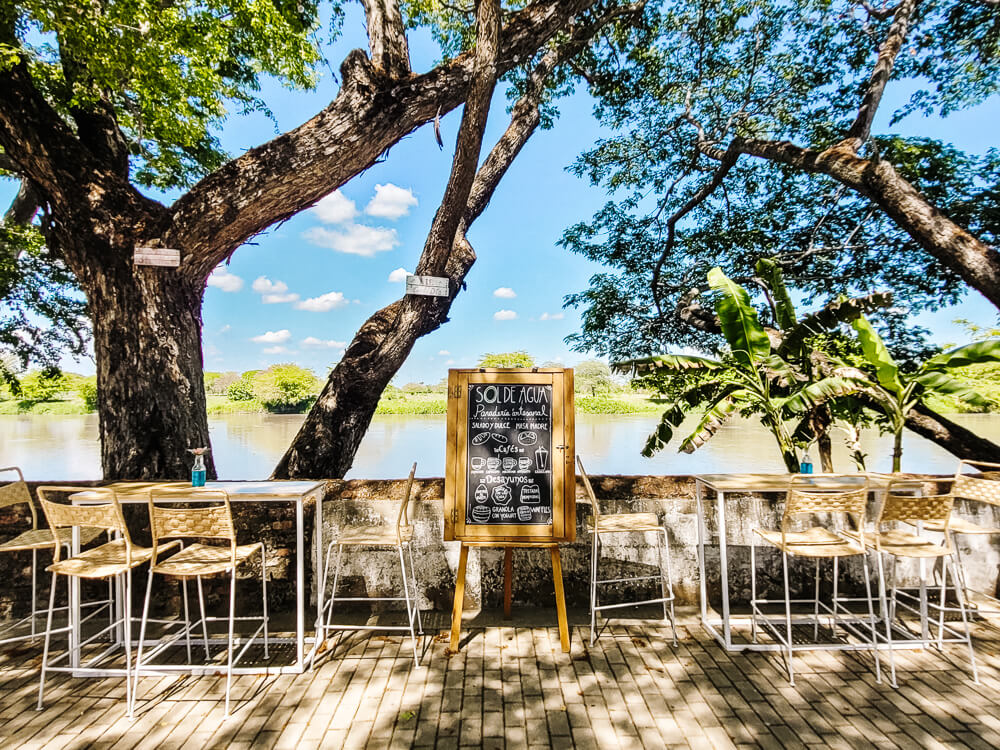 Boulevard met restaurants in Santa Cruz de Mompox.