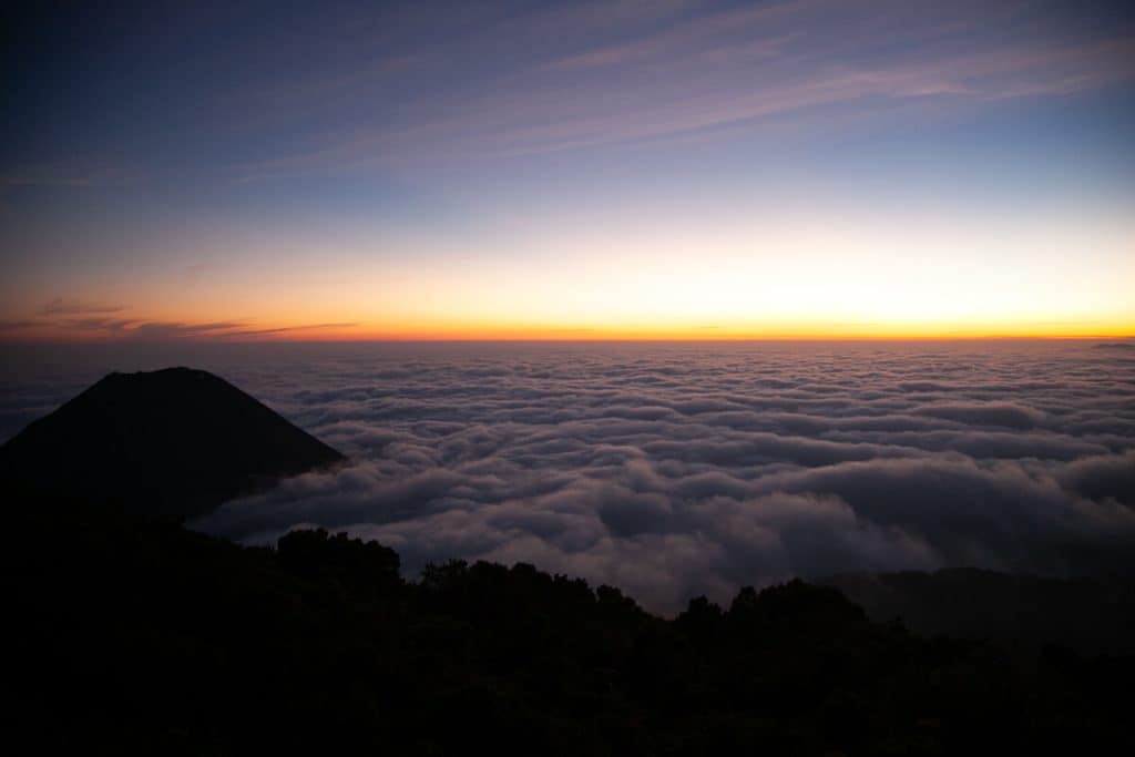 Uitzicht vanaf Cerro Verde op Santa Ana vulkaan die in de wolken ligt.