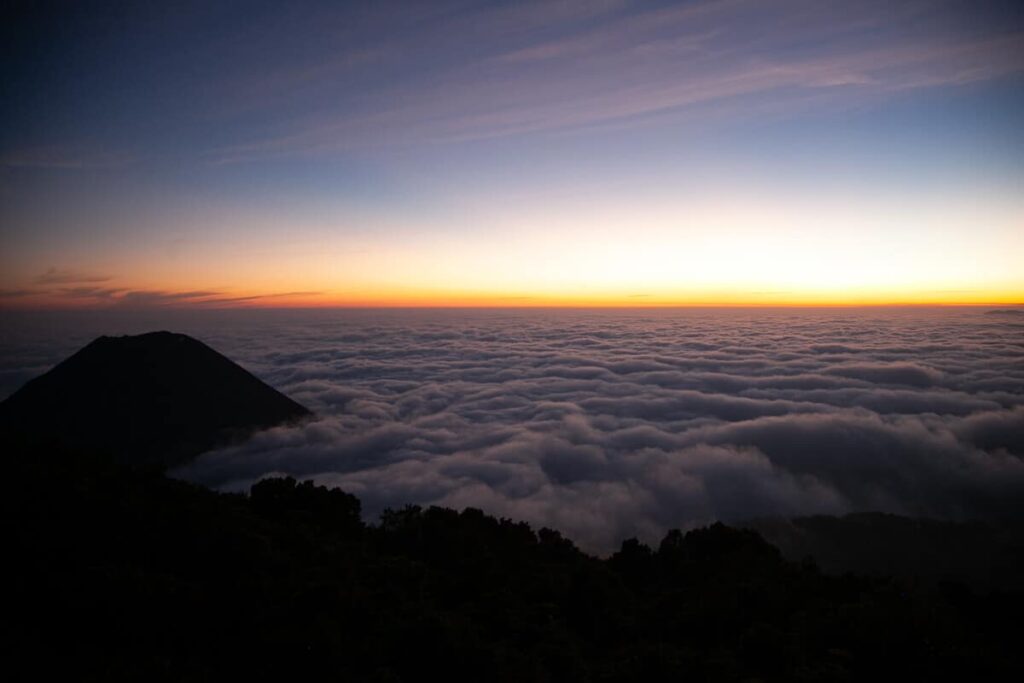 Uitzicht vanaf Cerro Verde op Santa Ana vulkaan die in de wolken ligt.