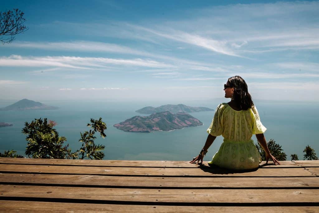 Deborah bij een van de mooiste uitzichtpunten van El Salvador - het Mirador Espíritu de la Montaña, gelegen op de Conchagua vulkaan.