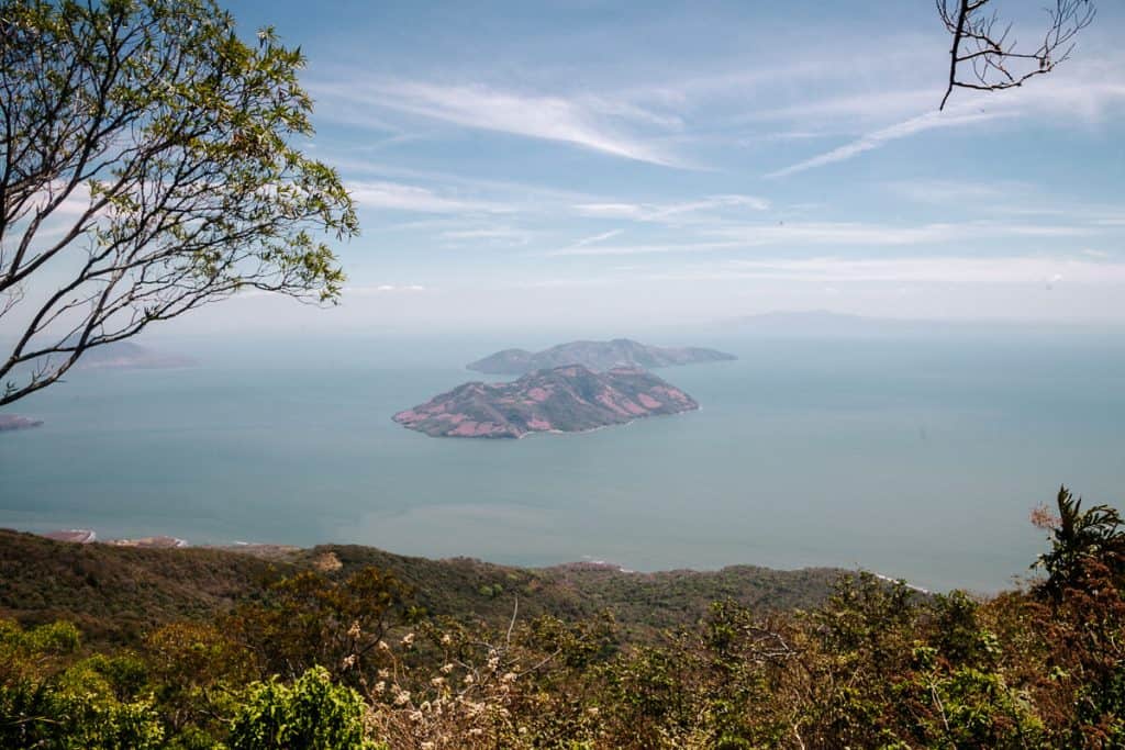 One of the most beautiful viewpoints during this el Salvador travel itinerary is Mirador Espíritu de la Montaña, offering views of the Conchagua volcano.