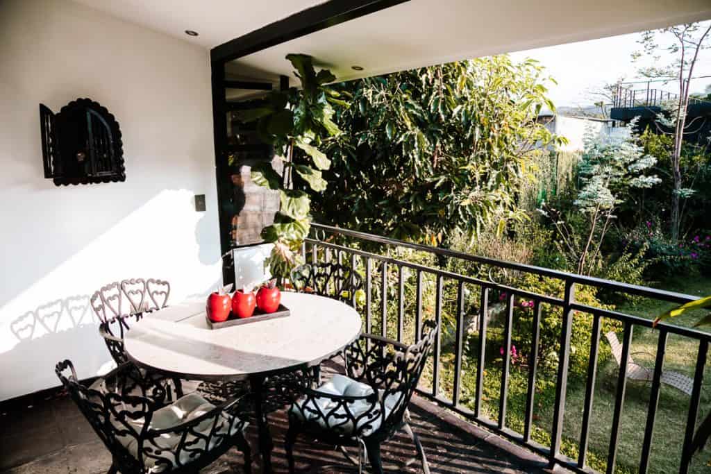 Balkon van kamer in Casa de Graciela - een van de fijnste hotels in Ataco, gelegen in de bloemenroute in El Salvador.