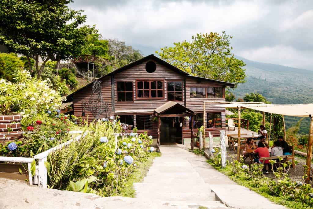 Restaurant van Casa 1800 Los Naranjos - een hotel dat ligt op een berg vlakbij het dorpje Los Naranjos langs La Ruta de las Flores in El Salvador. 