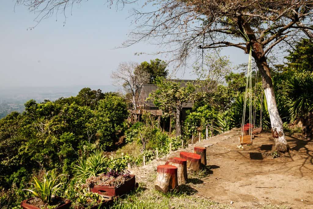 Casa 1800 Los Naranjos is een hotel dat ligt op een berg vlakbij het dorpje Los Naranjos langs La Ruta de las Flores in El Salvador. 