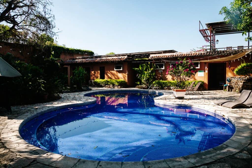Een ander fijn hotel in Suchitoto in El Salvador is, Los Almendros de San Lorenzo, wat bestaat uit een aantal koloniale gebouwen, twee grote binnentuinen met groen, bloemen en hagedissen die langs je heen rennen. 