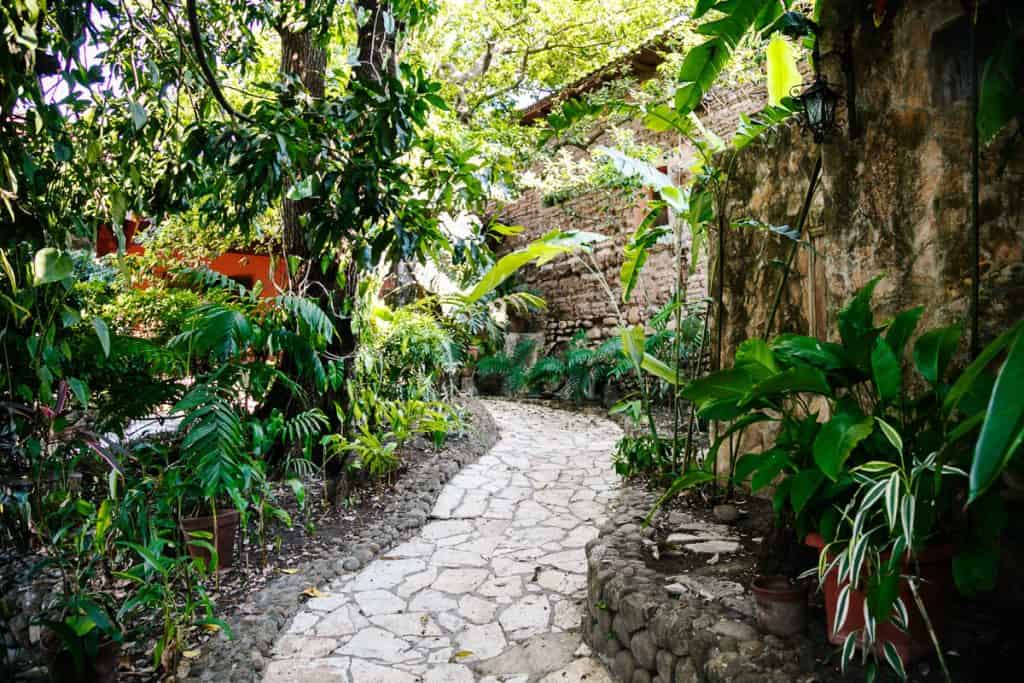 Een ander fijn hotel in Suchitoto in El Salvador is, Los Almendros de San Lorenzo, wat bestaat uit een aantal koloniale gebouwen, twee grote binnentuinen met groen, bloemen en hagedissen die langs je heen rennen. 