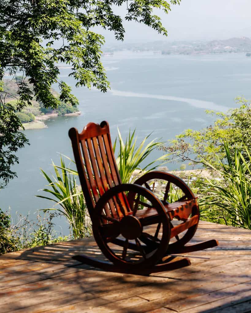 Casa 1800 staat bekend om haar restaurant en iconische schommelstoel, dat uitzicht biedt op het Lago de Suchitlán. 