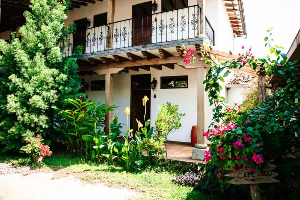 Ben je in Suchitoto, dan wil je overnachten bij Casa 1800 El Salvador, een van de fijnste hotels om te verblijven. 