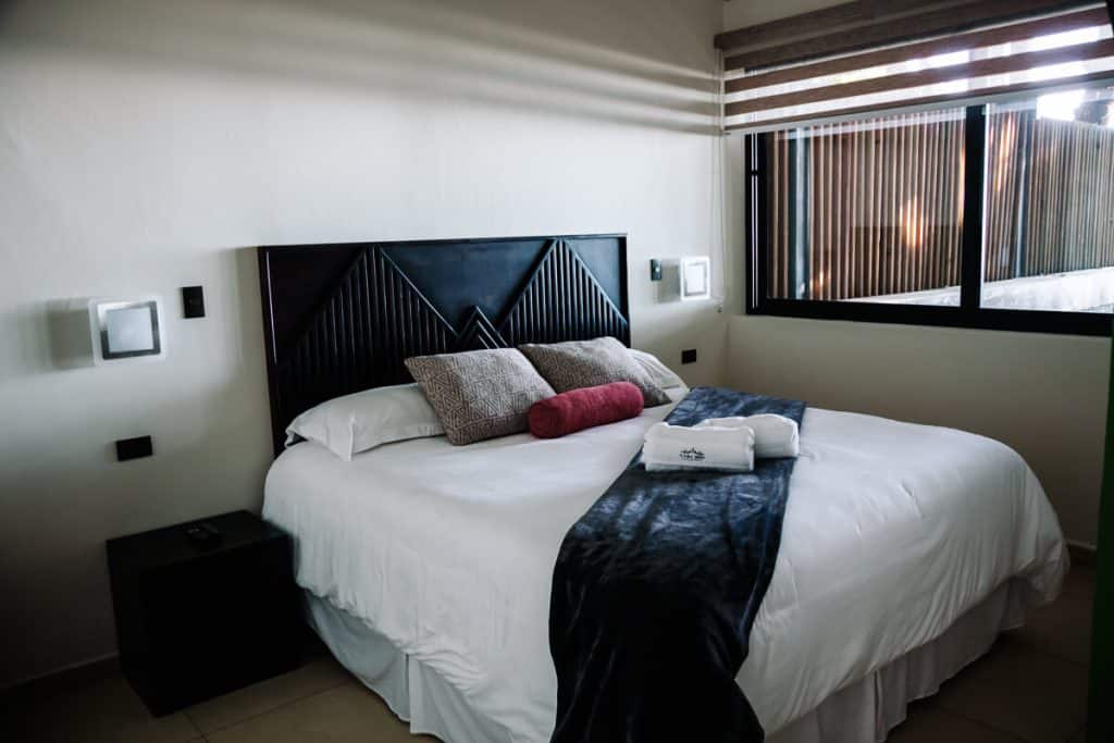 Casa 1800 Cerro Verde heeft verschillende modern ingerichte kamers, bestaande uit een slaapkamer met een heerlijk king-sized bed en een zitruimte. 