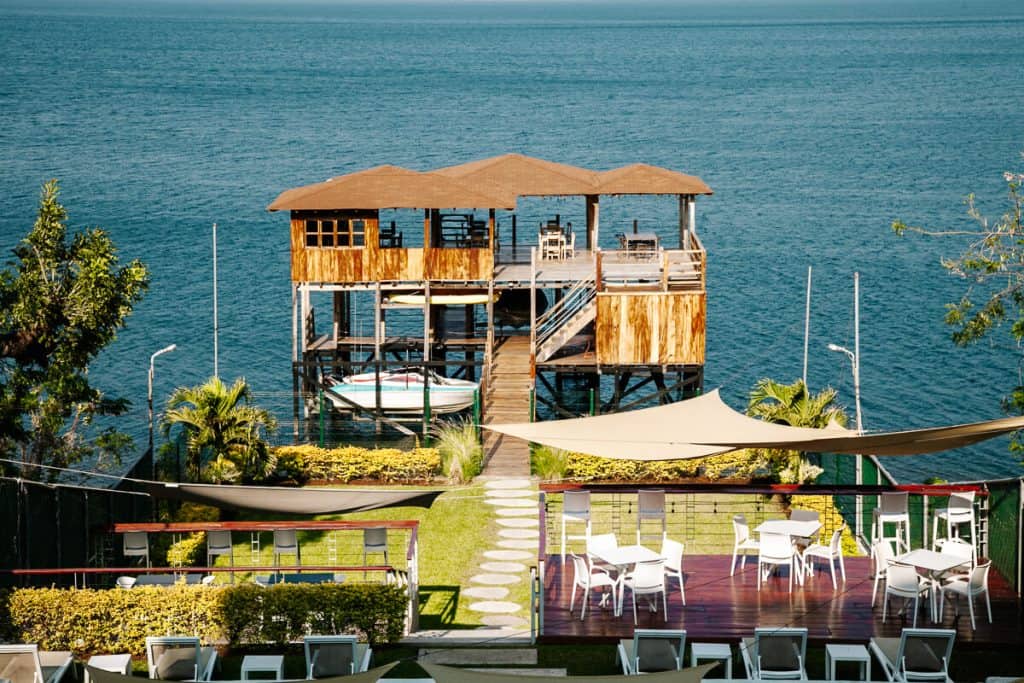 Het Equinoccio hotel ligt direct aan het Lago Coatepeque.