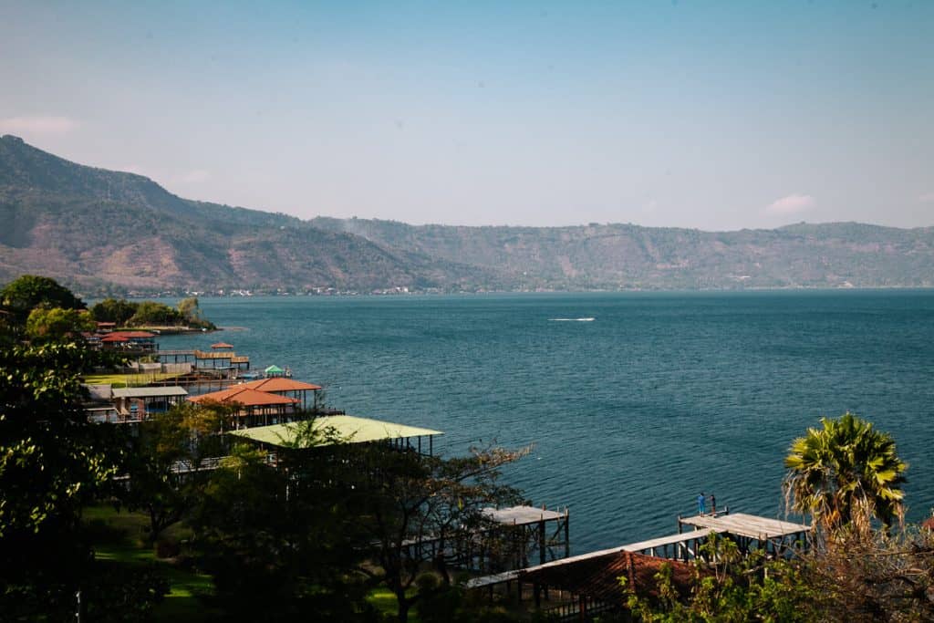 Het Equinoccio hotel biedt uitzicht op het Lago Coatepeque.