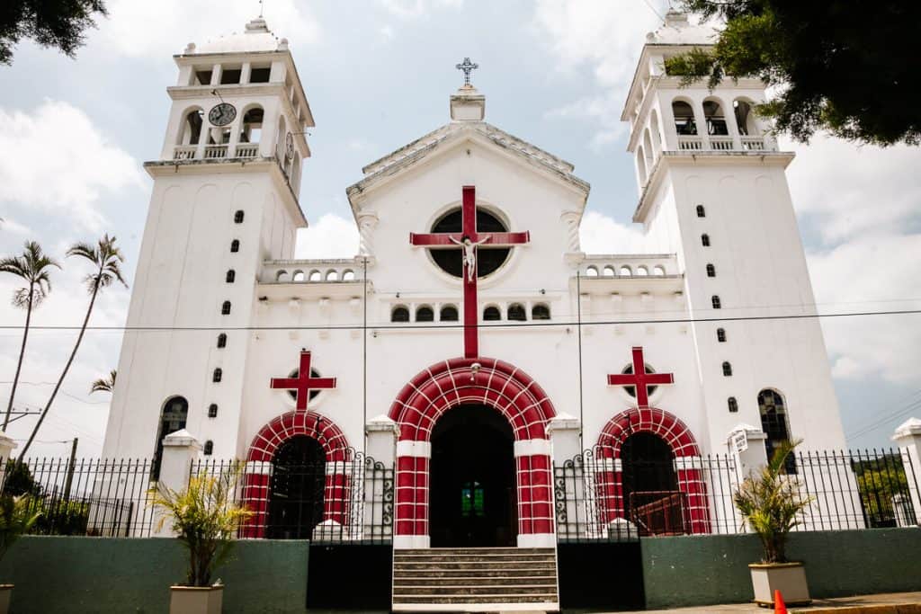 Kerk van Juayua - een klein en rustig dorpje, gelegen in de bergen langs de Ruta de las Flores in El Salvador.